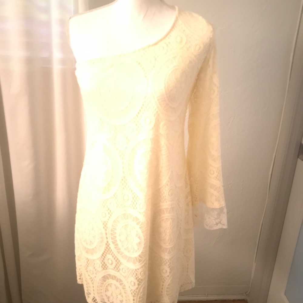 Dress one shoulder